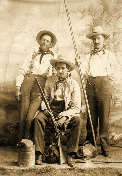 Portrait de studio de trois hommes, vers 1899 - American School